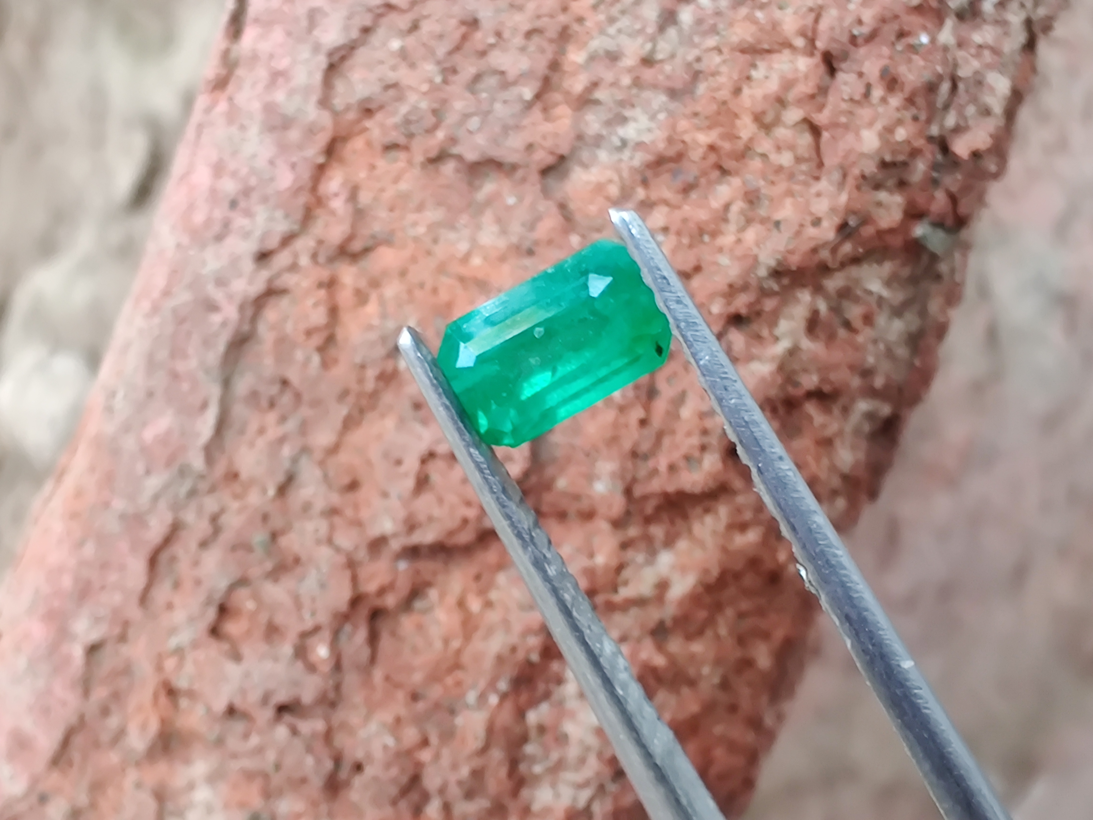 Natural Swat Emerald 1.00 ct view 3