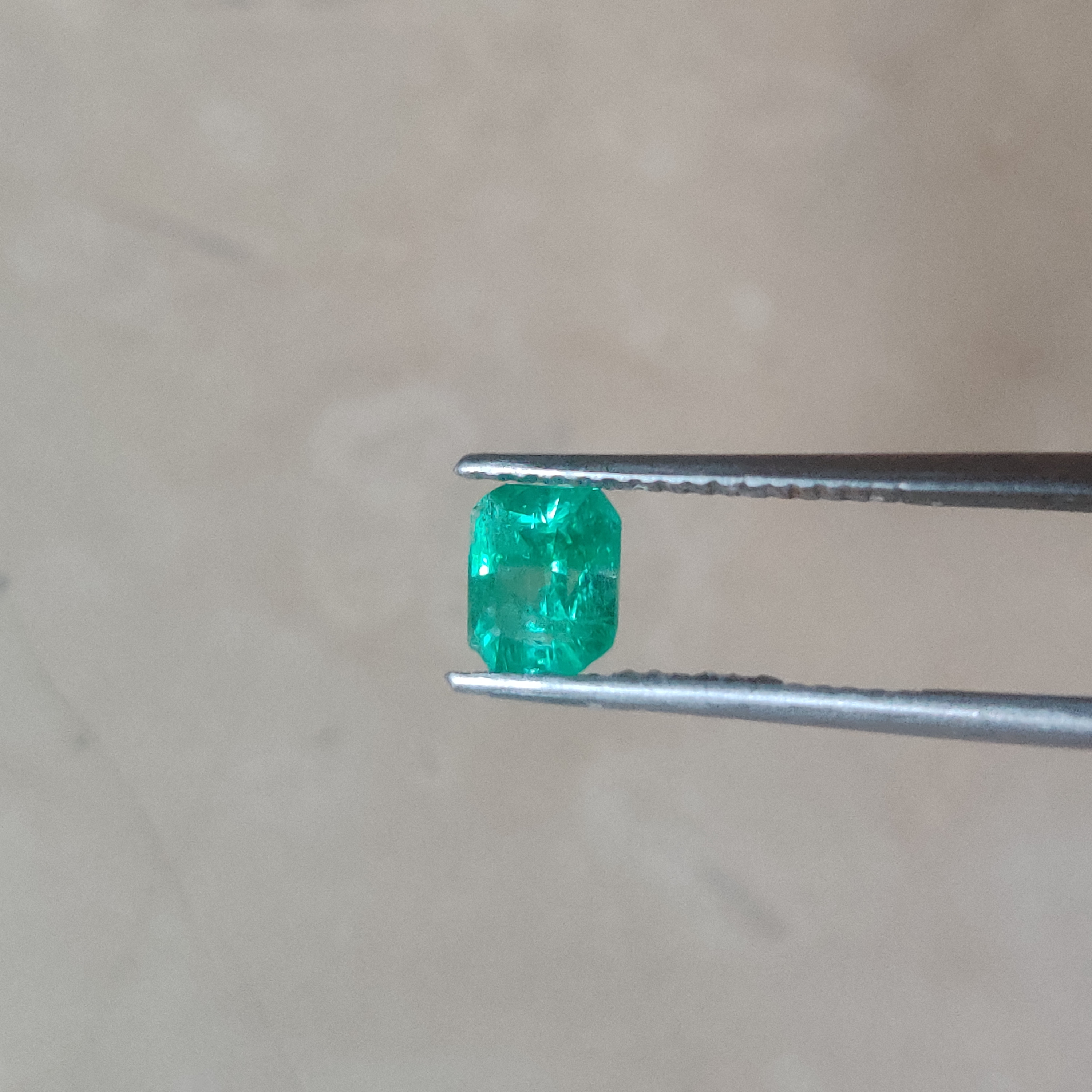 Natural Vivid Green Panjsher Emerald 0.90 ct view 1